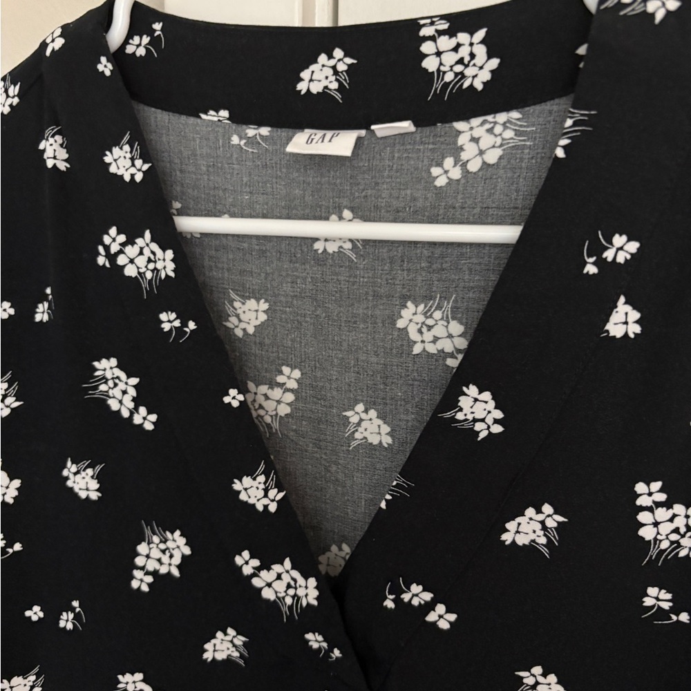 GAP V-Neck Top in Black Floral, Short Sleeves with Cuffed Sleeve, Large - Picture 5 of 7